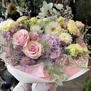 Soft Bloom – Pastelowy Bukiet z Hortensją i Różami